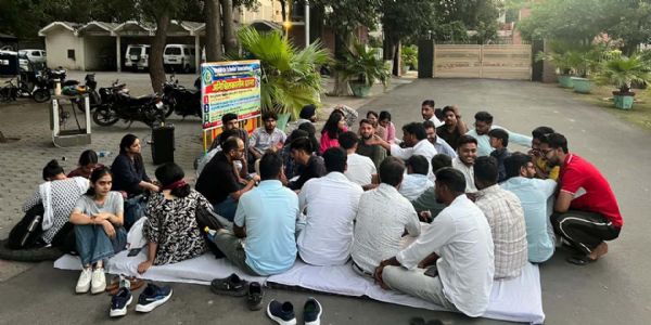 हिसार : जीजेयू में शोधार्थियों का अनिश्चितकालीन धरना जारी, प्रशासन से दूसरी वार्ता भी विफल