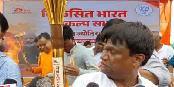 मशाल की चिंगारी से विधायक शत्रुघ्न महतो की शर्ट में लगी आग, टला बड़ा हादसा