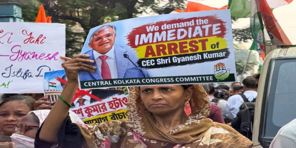 कांग्रेस ने चुनाव प्रक्रिया पर सवाल उठाते हुए मुख्य निर्वाचन आयुक्त के इस्तीफे की मांग की