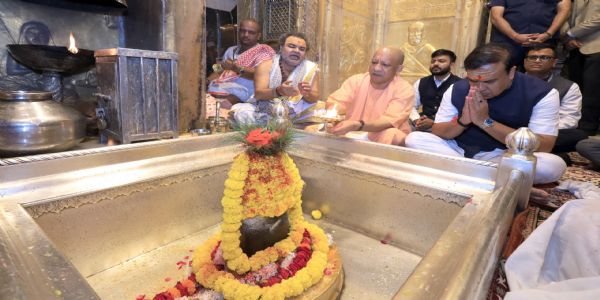 यूपी के मुख्यमंत्री योगी और असम के मुख्यमंत्री हिमंता ने बाबा कालभैरव और बाबा विश्वनाथ के दरबार में लगाई हाजिरी