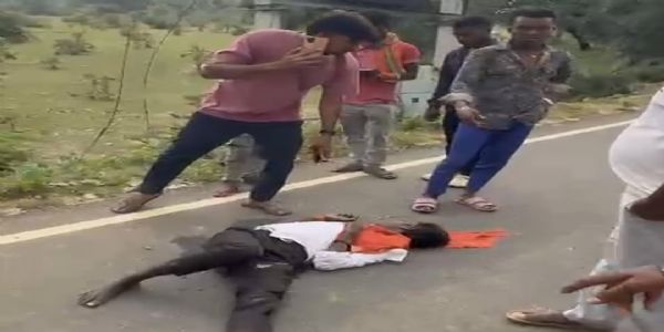 तेज रफ्तार बाइक पेड़ से टकराई, एक युवक की मौत-दो गंभीर