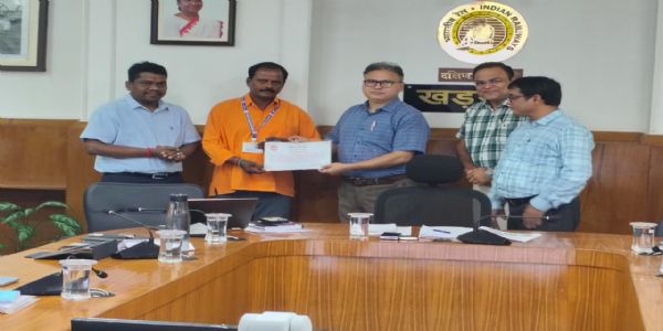 सतर्कता के लिए खड़गपुर मंडल के कीमैन को नकद पुरस्कार और प्रशस्ति पत्र
