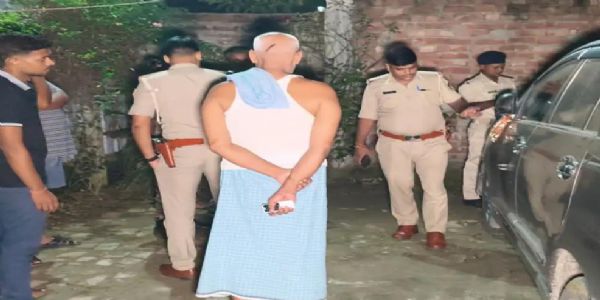 कपड़ा व्यवसायी की कार पर तीन राउंड फायरिंग, बाल-बाल बची जान