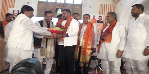 वडनगर गुजरात से बाइक से काशी आए 500 बाइक राइडर्स का पुष्पवर्षा के बीच स्वागत