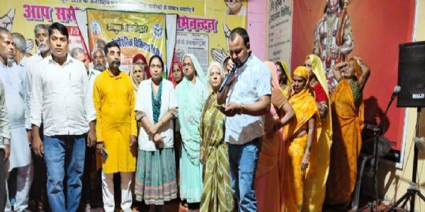 औरैया : वृद्धाश्रम में बुजुर्गों को सिखाए स्वस्थ रहने के तरीके