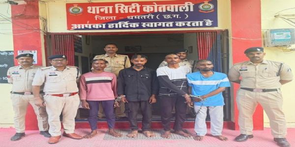 चाकू, राड व डंडे से हमला, आरोपितों को अर्ध मुंडन कर पुलिस ने घुमाया