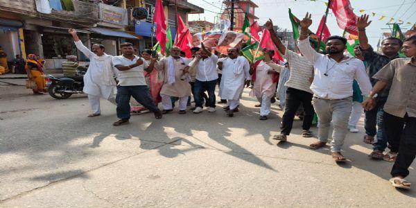 ज्ञानेश मोदी शाह गद्दी छोड़’ के नारों से गूंजा पिपरा और त्रिवेणीगंज