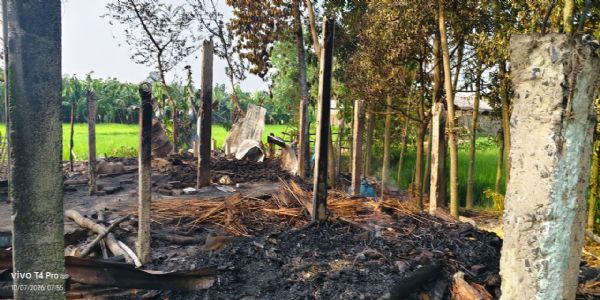 शॉर्ट सर्किट से चार घरों में लगी आग, लाखों की संपत्ति जलकर राख