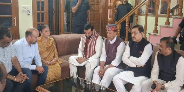 हरियाणा के मुख्यमंत्री नायब सिंह सैनी ने नाहन पहुँचकर दिवंगत विनय गुप्ता के परिवार से की भेंट