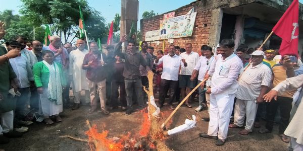 तानाशाही के खिलाफ गरजे महागठबंधन के कार्यकर्ता, ज्ञानेश कुमार और मोदी-शाह का पुतला फूंका