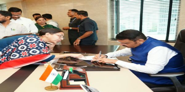 मंत्रालय में विधायक स्नेहा दुबे पंडित ने की वसई के लंबित मुद्दों पर मुख्यमंत्री फडणवीस से चर्चा