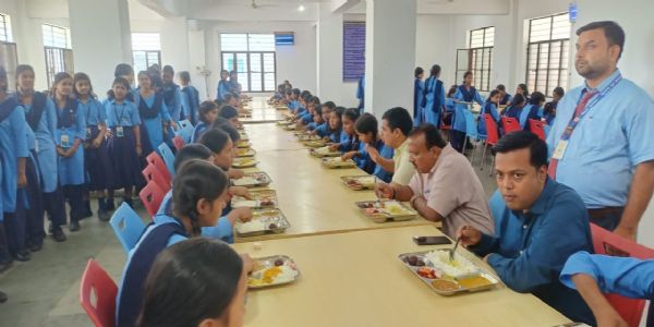 अंबेडकर आवासीय विद्यालय में डीएम ने छात्राओं के साथ किया भोजन