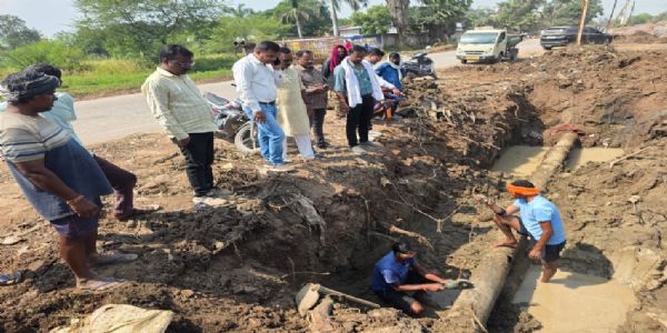 तीन दिन से पानी का संकट, बाल्टी लेकर निगम पहुंचे वार्डवासी