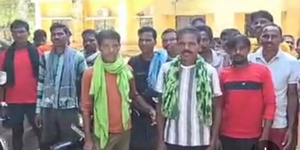 सुकमा कलेक्टर को ज्ञापन साैंपकर ग्रामीणों ने लंबित मजदूरी के भुगतान की मांग