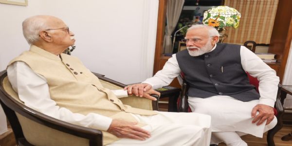 मोदी ने आडवाणी से उनके आवास पर मुलाकात की, आशीर्वाद लिया