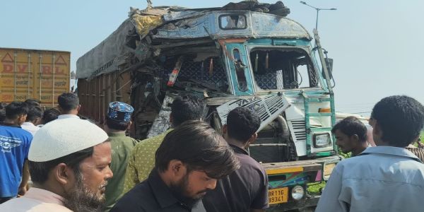 एनएच-327ई पर दो ट्रकों की आमने-सामने भिड़ंत, तीन गंभीर