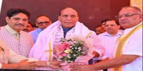 गाजियाबाद में जनसभा को संबोधित करने पहुंचे केंद्रीय रक्षा मंत्री राज नाथ सिंह गाजियाबाद में जनसभा को संबोधित करने पहुंचे केंद्रीय रक्षा मंत्री राज नाथ सिंह