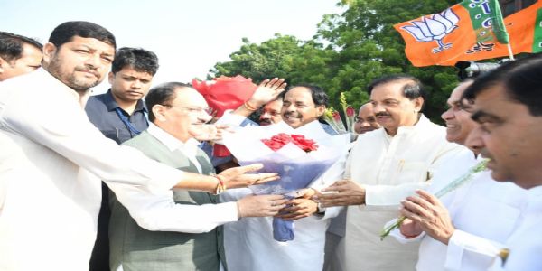 डीएनडी पर जेपी नड्डा का स्वागत करते हुए भाजपा के नेता और कार्यकर्ता डीएनडी पर जेपी नड्डा का स्वागत करते हुए भाजपा के नेता और कार्यकर्ता