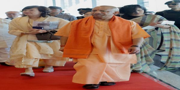 रुद्राक्ष कन्वेंशन सेंटर में मुख्यमंत्री योगी और शिंजो आबे की पत्नी आकिए आबे रुद्राक्ष कन्वेंशन सेंटर में मुख्यमंत्री योगी और शिंजो आबे की पत्नी आकिए आबे