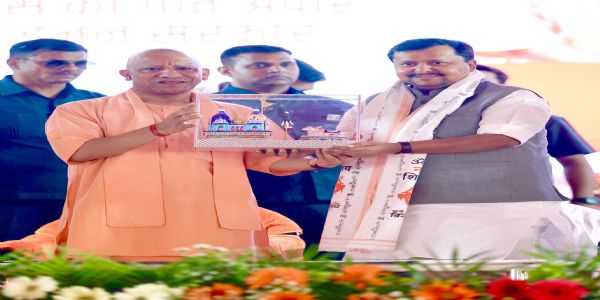 जनसभा में भाजपा अध्यक्ष व मुख्यमंत्री जनसभा में भाजपा अध्यक्ष व मुख्यमंत्री