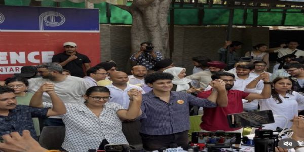 कॉकरोच जनता पार्टी (सीजेपी) के को-कन्वीनर सौरव दास और अखिल भारतीय छात्र संघ (एआईएसए) की राष्ट्रीय अध्यक्ष नेहा बोरा प्रेस क्लब ऑफ इंडिया में संयुक्त प्रेस कांफ्रेंस करते हुए कॉकरोच जनता पार्टी (सीजेपी) के को-कन्वीनर सौरव दास और अखिल भारतीय छात्र संघ (एआईएसए) की राष्ट्रीय अध्यक्ष नेहा बोरा प्रेस क्लब ऑफ इंडिया में संयुक्त प्रेस कांफ्रेंस करते हुए