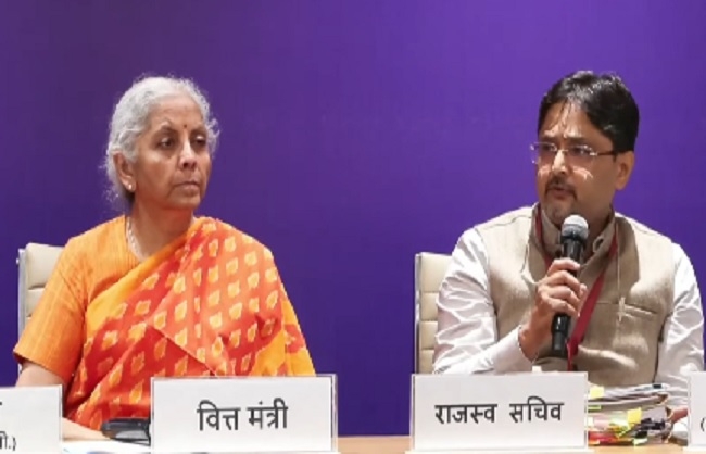 57वीं जीएसटी परिषद की बैठक के बाद प्रेस को संबोधित करते हुए वित्त मंत्री निर्मला सीतारमण 57वीं जीएसटी परिषद की बैठक के बाद प्रेस को संबोधित करते हुए वित्त मंत्री निर्मला सीतारमण