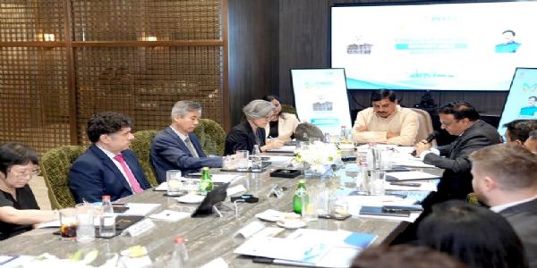 मप्र के मुख्यमंत्री मुम्बई में 7 देशों के राजनयिकों के साथ राउंडटेबल बैठक करते हुए मप्र के मुख्यमंत्री मुम्बई में 7 देशों के राजनयिकों के साथ राउंडटेबल बैठक करते हुए