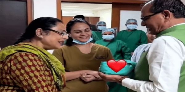अस्पताल में अपने पोते के साथ शिवराज सिंह और उनकी पत्नी साधना सिंह अस्पताल में अपने पोते के साथ शिवराज सिंह और उनकी पत्नी साधना सिंह