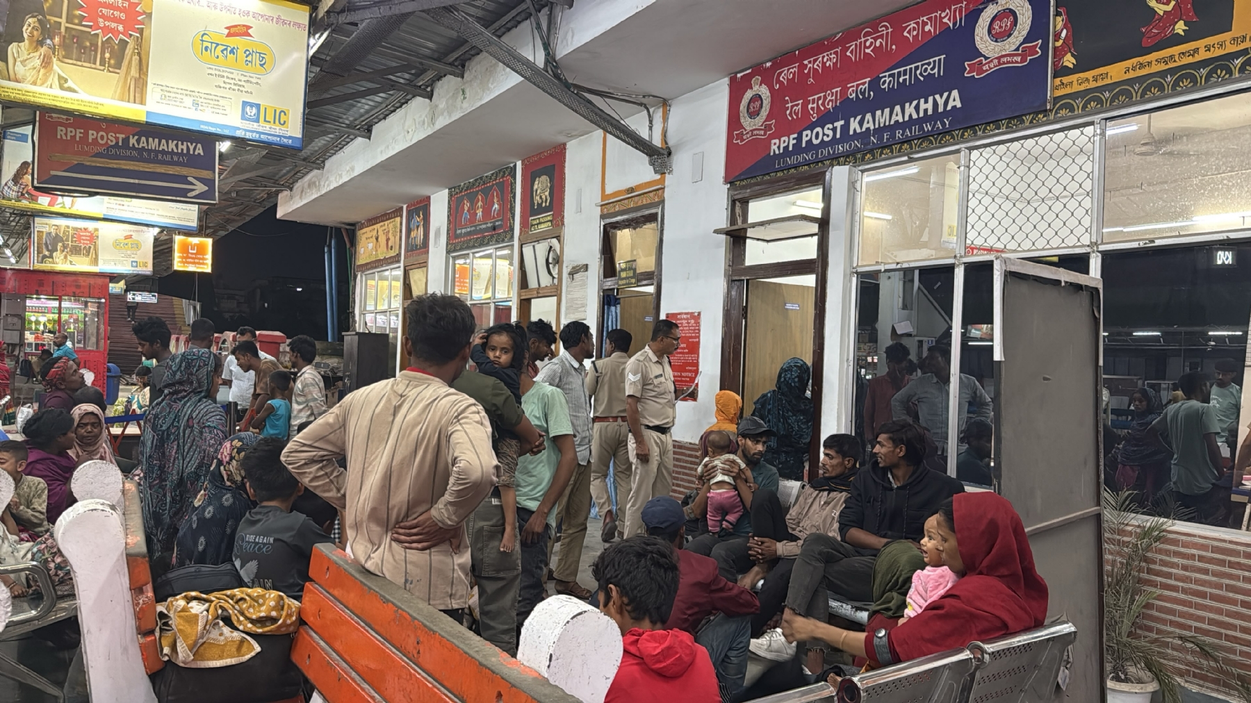 असम: कामाख्या रेलवे स्टेशन से पकड़े गए 58 बांग्लादेशी नागरिकों से पूछताछ किए जाने का दृश्य असम: कामाख्या रेलवे स्टेशन से पकड़े गए 58 बांग्लादेशी नागरिकों से पूछताछ किए जाने का दृश्य