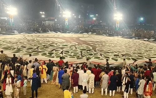 3 thousand students paraded around in garb holding huge cloth posters 3 thousand students paraded around in garb holding huge cloth posters
