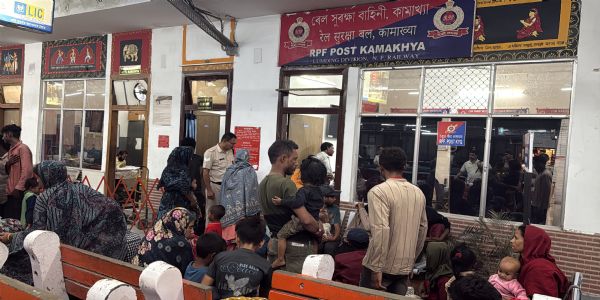 असम: कामाख्या रेलवे स्टेशन से पकड़े गए 58 बांग्लादेशी नागरिकों से पूछताछ किए जाने का दृश्य असम: कामाख्या रेलवे स्टेशन से पकड़े गए 58 बांग्लादेशी नागरिकों से पूछताछ किए जाने का दृश्य