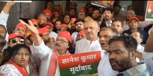 चुनाव आयोग के खिलाफ सपा का प्रदर्शन, संयुक्त रुप से कई दलाें ने निकाला पैदल मार्च