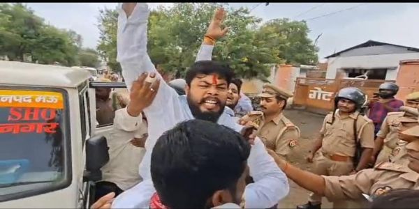 मऊ में पुतला दहन नारेबाजी का मामला : सपा -कांग्रेस के 8 नेताओं समेत 400 अज्ञात लोगों के खिलाफ मुकदमा दर्ज