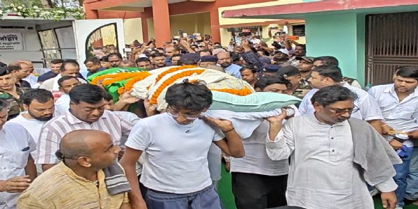माता के पार्थिव शरीर के साथ पैतृक गांव नेमरा पहुंचे मुख्यमंत्री हेमंत सोरेन