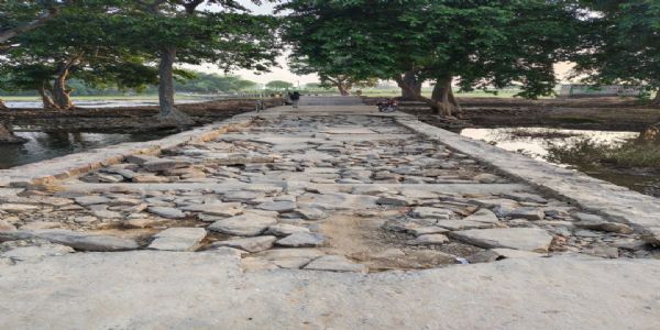 अदवा नदी का रपटा टूटने से ग्रामीण और श्रद्धालु परेशान