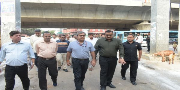 निगमायुक्त ने मोलड़बंद क्षेत्र का किया निरीक्षण, जनसमस्याओं के त्वरित एवं स्थायी समाधान के दिए निर्देश