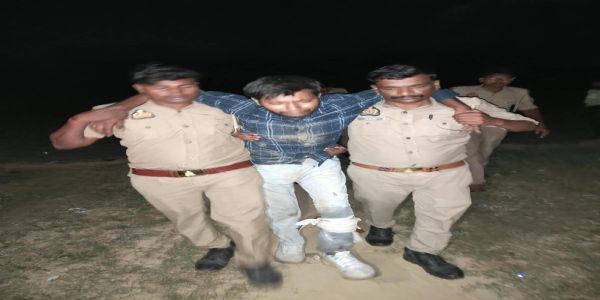 यूपी के काैशांबी में पुलिस की गोली लगते ही रो पड़ा बदमाश