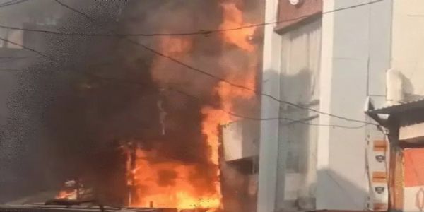 मप्रः भोपाल के न्यू मार्केट में सिलेंडर ब्लास्ट के बाद भड़की भीषण आग, 3 घंटे की मशक्कत के बाद पाया काबू
