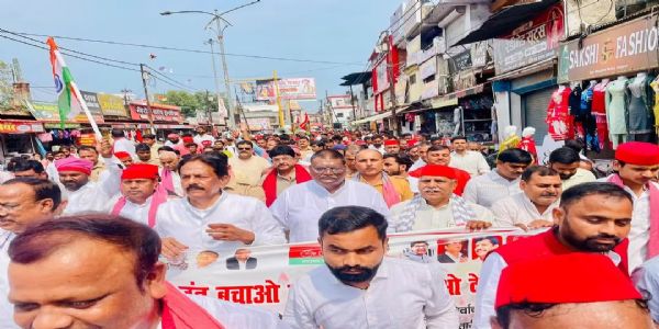 सीतापुर में सपा व कांग्रेस का चुनाव आयोग के खिलाफ प्रदर्शन