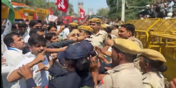 चुनाव आयोग के खिलाफ कलेक्ट्रेट पर कांग्रेस-माकपा का उग्र प्रदर्शन, पुलिस से धक्का-मुक्की