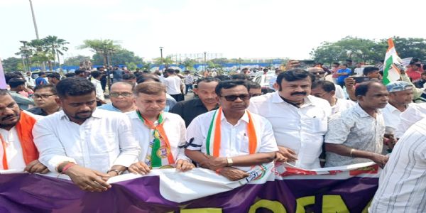 ओडिशा बंद को सफल बताते हुए इंडिया ब्लॉक का प्रदर्शन, भुवनेश्वर में सैकड़ों नेता-कार्यकर्ता हिरासत में