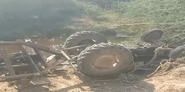 नीलगाय सामने आई तो बेकाबू हुआ ट्रैक्टर खाई में पलटा, किसान की मौत