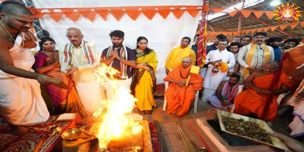 पेजावर मठ के प्रमुख स्वामी विश्व प्रसन्ना तीर्थ ने लिंगायत समाज के शंकराचार्य के साथ किए रामलला के दर्शन