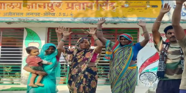 औरैया : पुष्टाहार वितरण में अनियमितता के आरोप, ग्रामीणों ने किया प्रदर्शन