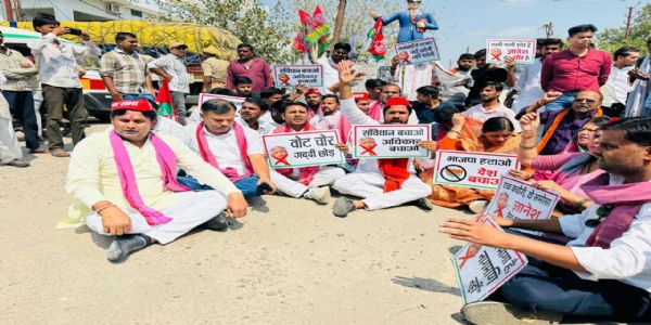 मुख्य चुनाव आयुक्त का पुतला फूंकने वाले सपा कार्यकर्ताओं पर मुकदमा दर्ज़