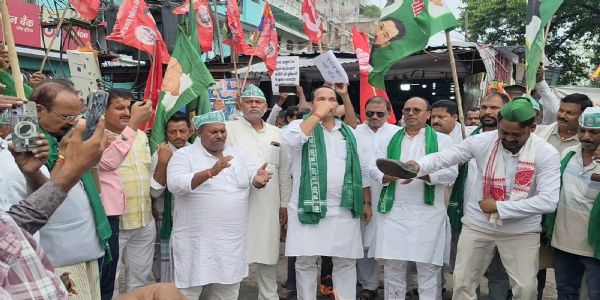 नवगछिया में इंडिया गठबंधन का आक्रोश मार्च: वैशाली चौक पर मुख्य चुनाव आयुक्त का पुतला फूँका
