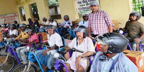 21 दिव्यांगजनों को बैट्री चालित ट्राई साइकिल वितरित