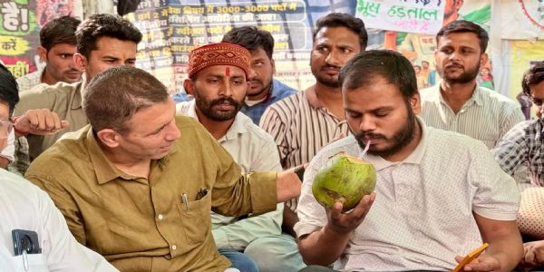 भोपाल में 18 दिन से जारी शिक्षक अभ्यर्थियों की भूख हड़ताल खत्म, जीतू पटवारी ने नारियल पानी पिलाकर कराया अनशन समाप्त