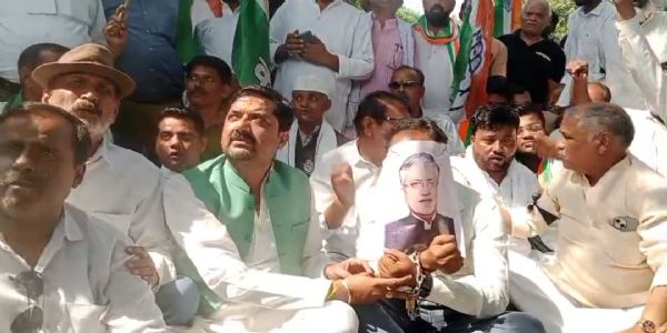 फतेहपुर में कांग्रेस ने प्रदर्शन कर चुनाव आयोग व भाजपा पर लगाये आरोप