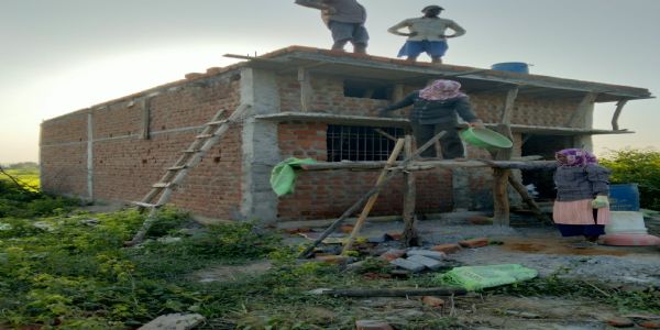 पीएम आवास निर्माण में गुणवत्ता पर सवाल, निर्माण के दौरान धंस गई छत